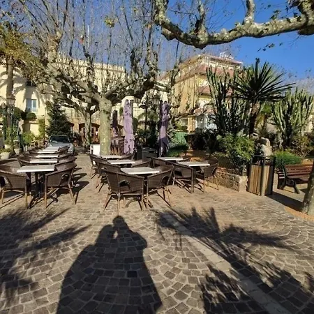 2 Pieces Balcon Et Parking Proche Centre * Le Lavandou