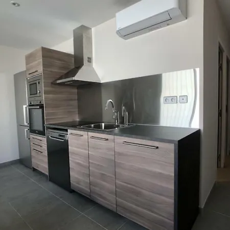 2 Pieces Balcon Et Parking Proche Centre Le Lavandou